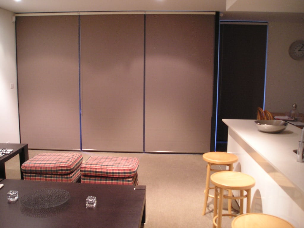 Roller blinds to optimise lighting